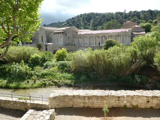 Maison De Caractere Face A L Abbaye De Lagrasse Exterior photo
